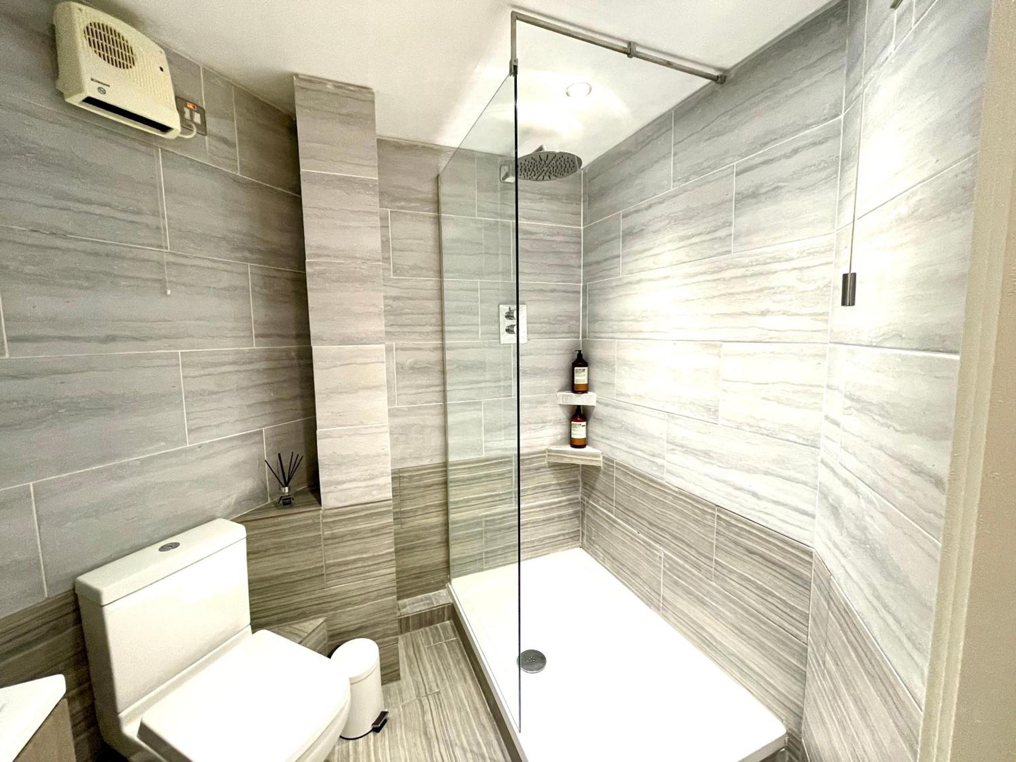 Rnm - Business Professionals Stay, Walsall City Centre, 2 Bedroom With Ensuite And Bathroom, Entire Place, Kitchen & Washroom With Amenities, Smart Tv, Easy Access, Fast Wifi, Parking Nearby, Great Transport Links ウォールソール エクステリア 写真