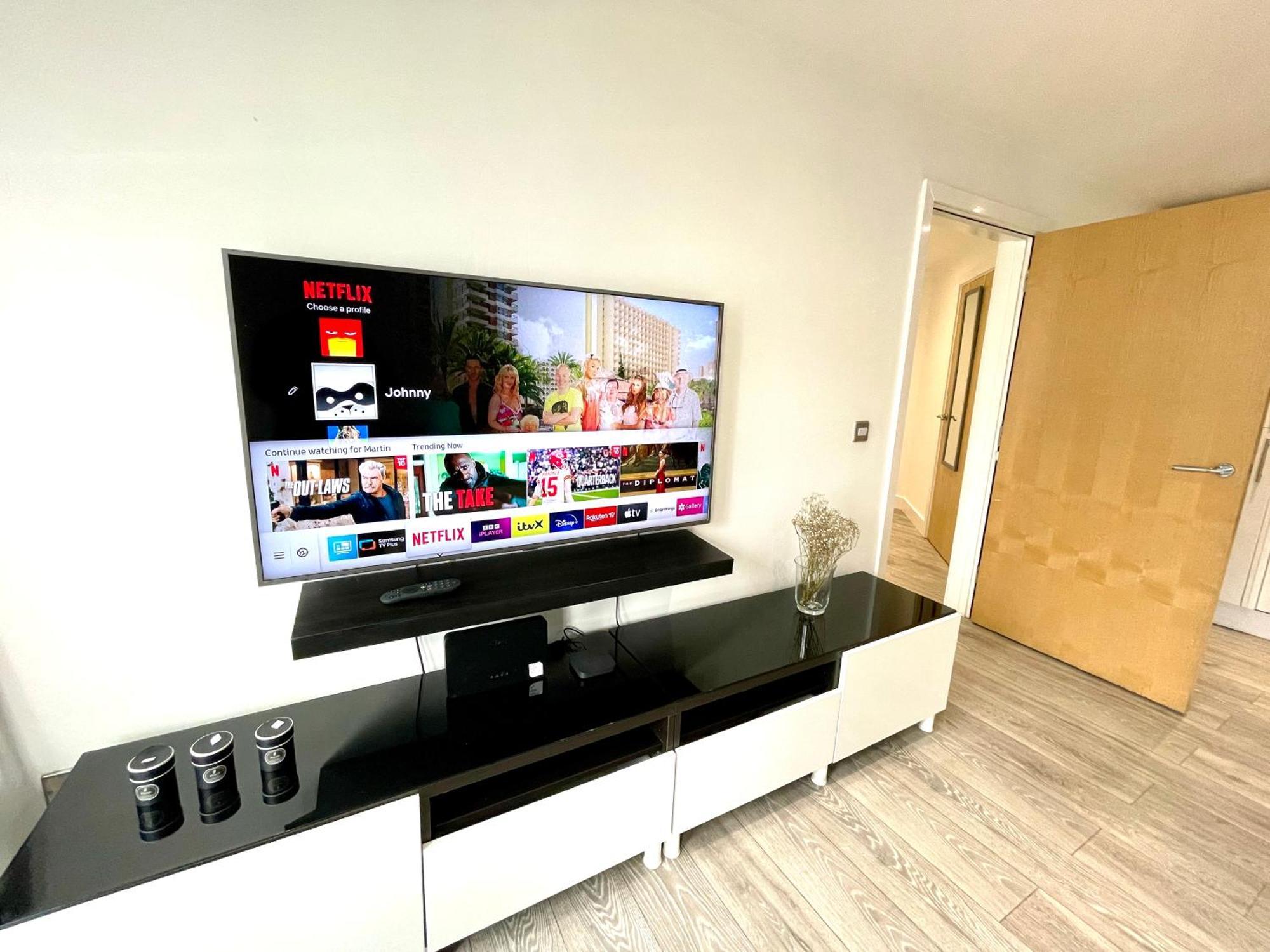 Rnm - Business Professionals Stay, Walsall City Centre, 2 Bedroom With Ensuite And Bathroom, Entire Place, Kitchen & Washroom With Amenities, Smart Tv, Easy Access, Fast Wifi, Parking Nearby, Great Transport Links ウォールソール エクステリア 写真