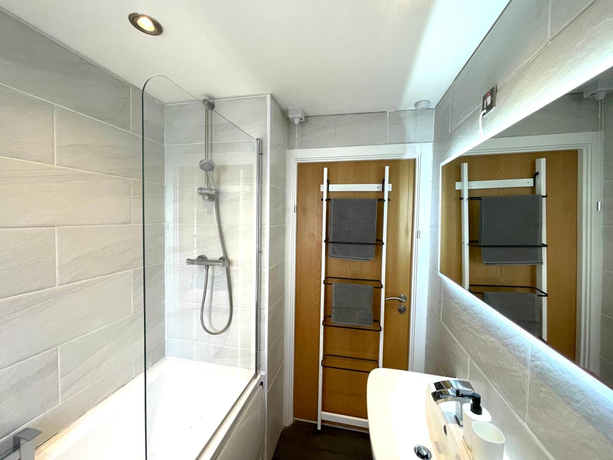 Rnm - Business Professionals Stay, Walsall City Centre, 2 Bedroom With Ensuite And Bathroom, Entire Place, Kitchen & Washroom With Amenities, Smart Tv, Easy Access, Fast Wifi, Parking Nearby, Great Transport Links ウォールソール エクステリア 写真