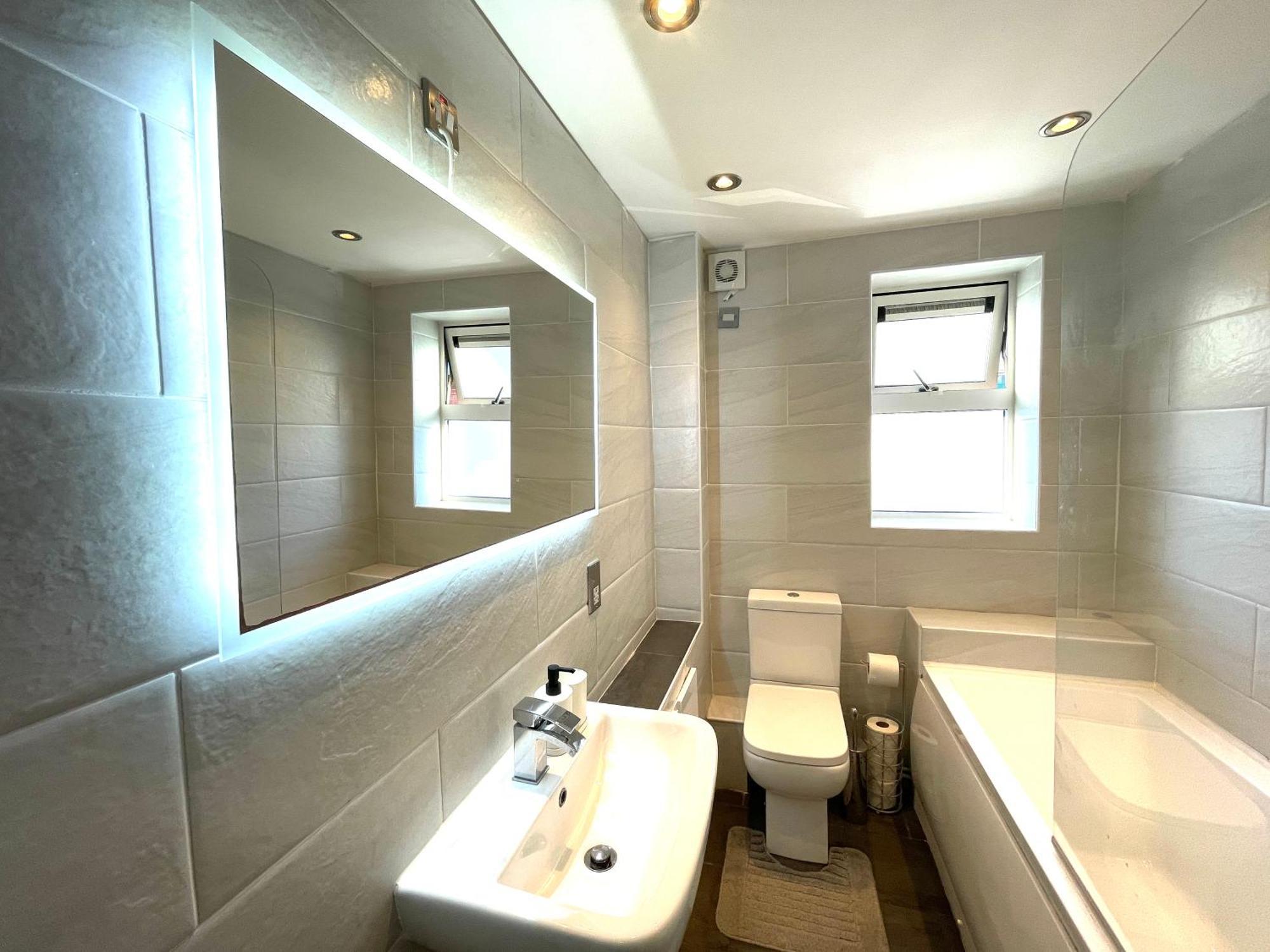 Rnm - Business Professionals Stay, Walsall City Centre, 2 Bedroom With Ensuite And Bathroom, Entire Place, Kitchen & Washroom With Amenities, Smart Tv, Easy Access, Fast Wifi, Parking Nearby, Great Transport Links ウォールソール エクステリア 写真